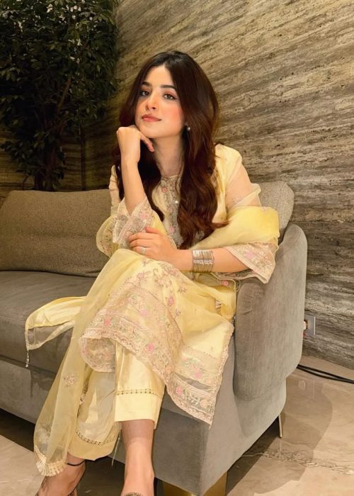 Hire Top Class Beautiful Karachi Escorts