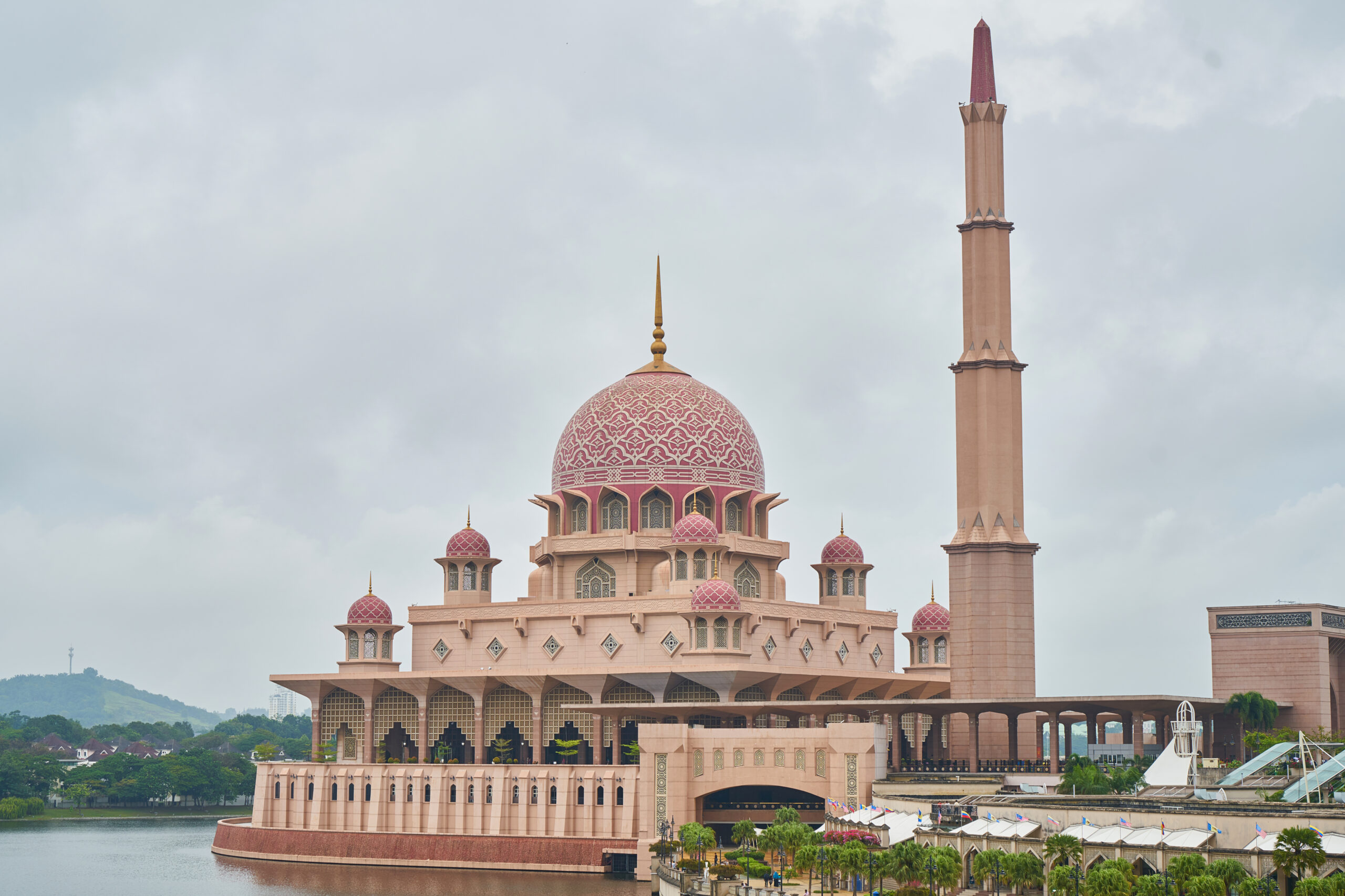 Culinary Delights: Dining Near Muscat’s Water Attractions