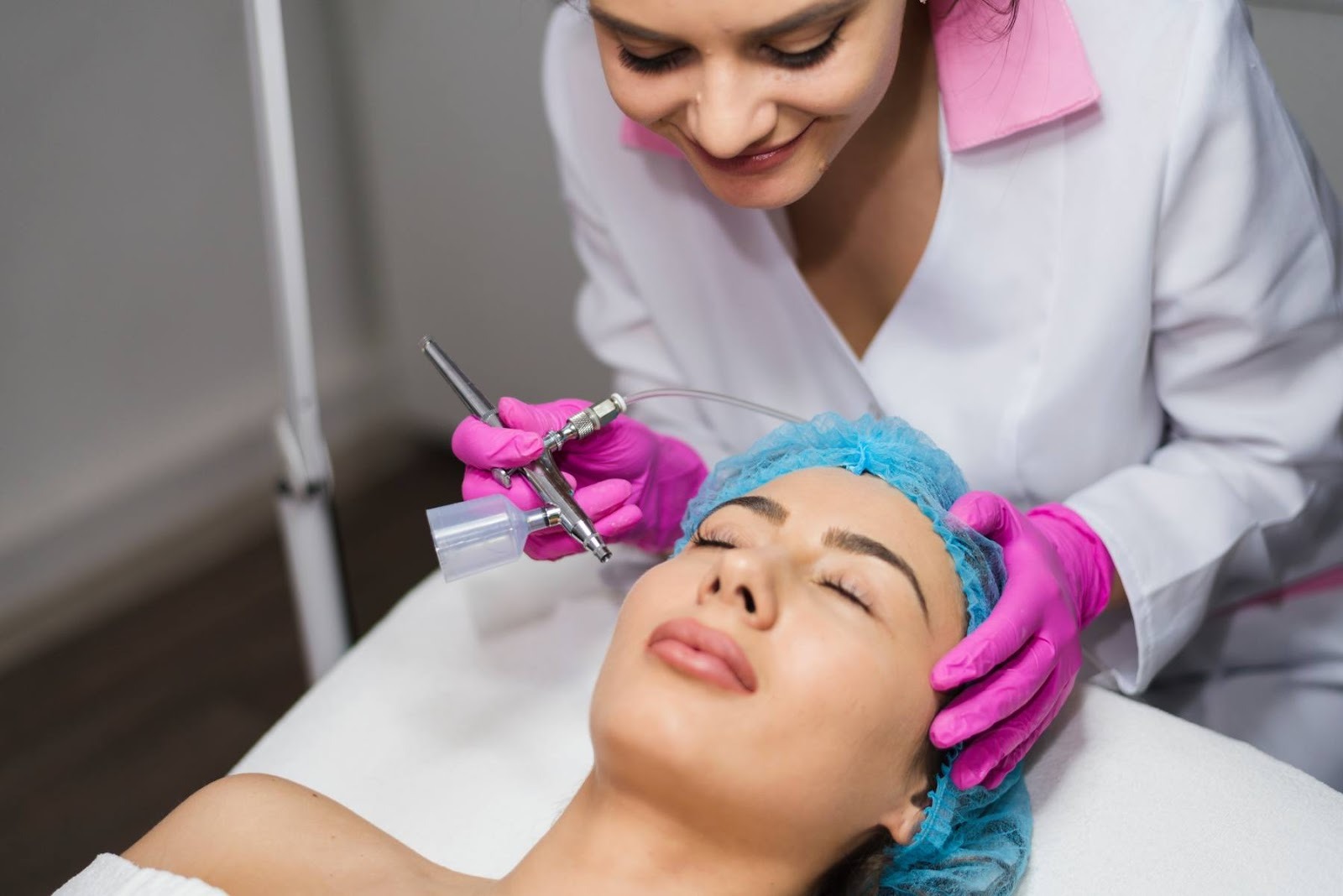 How Microneedling in Toronto Improves Skin Naturally