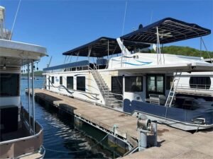 What Are the Top Benefits of Buying a Cruising Houseboat?